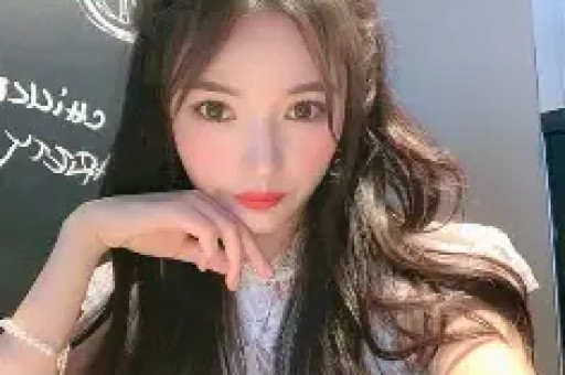 张嘉慧：从校园少女到时尚女王的传奇之路